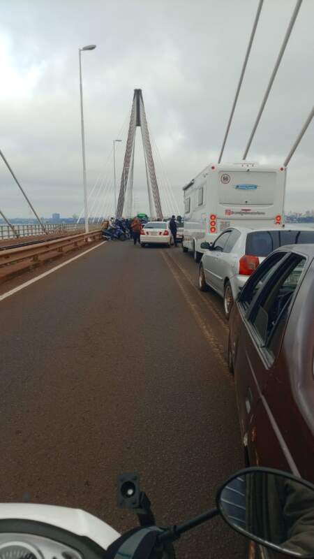 En rechazo de controles más rigurosos de Aduana, paseros cortan el puente San Roque González de Santa Cruz imagen-7