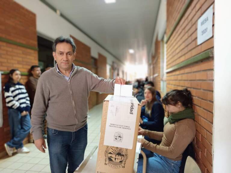 Misiones Elige: el Intendente de Montecarlo emitió su voto «con compromiso y responsabilidad democrática» Misiones Elige: el Intendente de Montecarlo emitió su voto "con compromiso y responsabilidad democrática" imagen-3