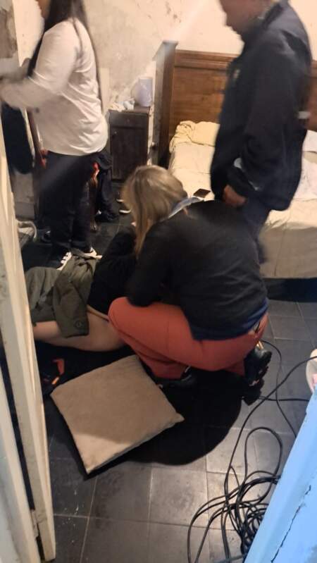 Policías derribaron una puerta y salvaron la vida de una mujer desvanecida en su casa Policías derribaron una puerta y salvaron la vida de una mujer desvanecida en su casa imagen-3