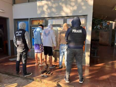 Delincuentes que intimidaban a vecinos con armas tumberas fueron arrestados en la chacra 181 Delincuentes que intimidaban a vecinos con armas tumberas fueron arrestados en la chacra 181 imagen-10