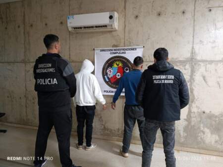 Atraparon a los “rompevidrieras” en Posadas: dos detenidos y miles de pesos en mercadería recuperada Atraparon a los “rompevidrieras” en Posadas: dos detenidos y miles de pesos en mercadería recuperada imagen-9