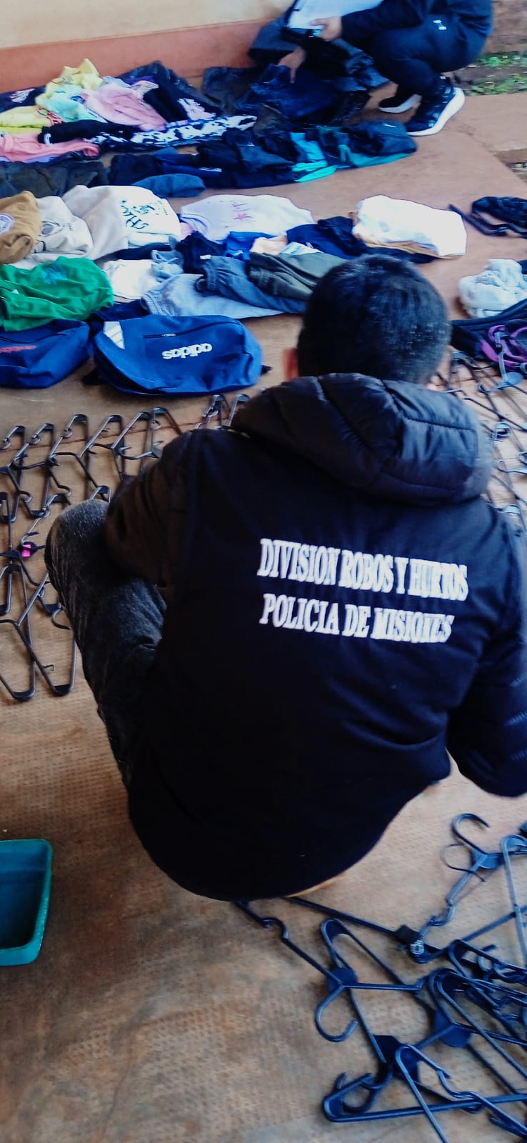 Atraparon a los “rompevidrieras” en Posadas: dos detenidos y miles de pesos en mercadería recuperada 3 Atraparon a los “rompevidrieras” en Posadas: dos detenidos y miles de pesos en mercadería recuperada imagen-2