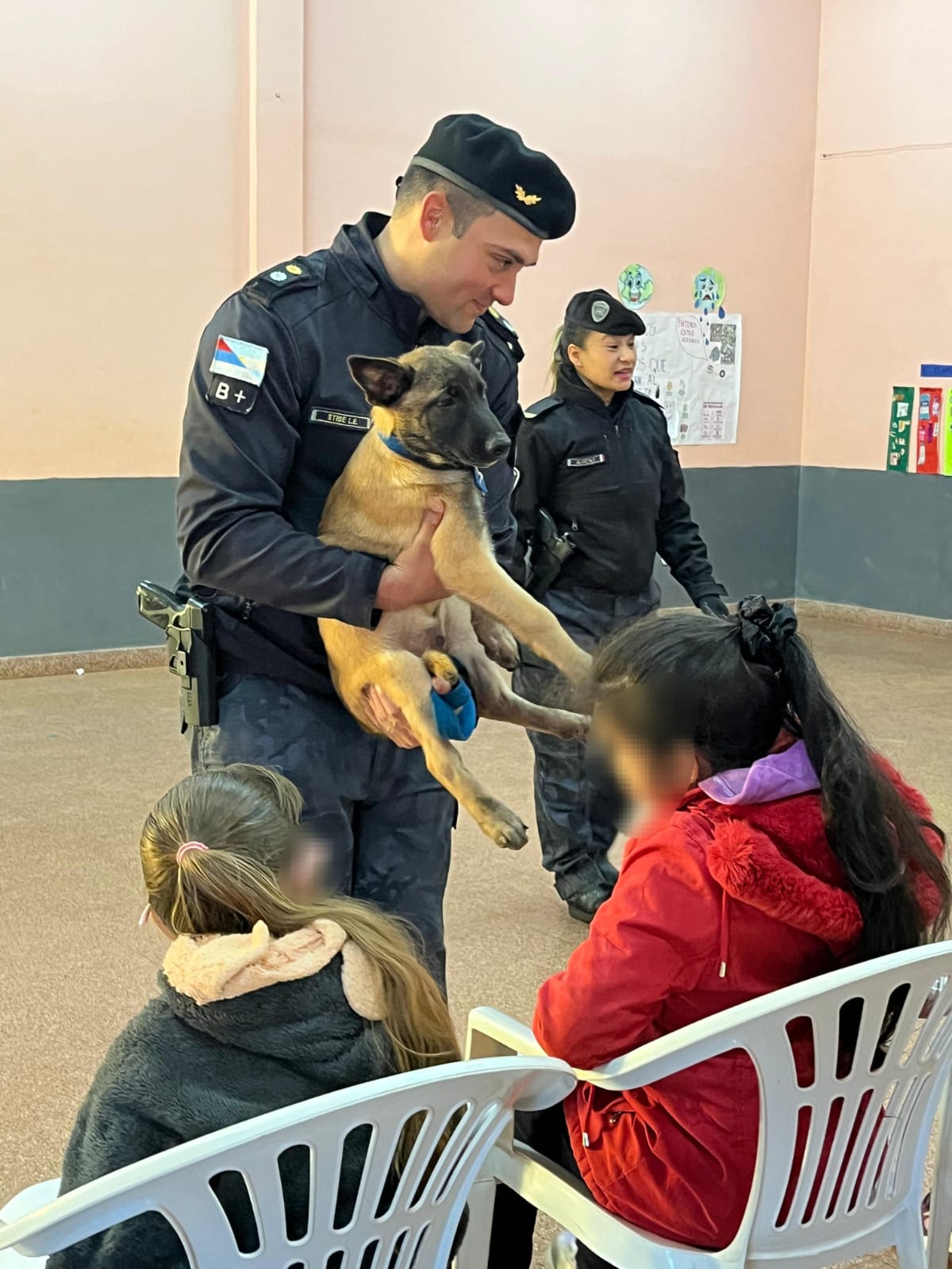 La Policía presentó a sus nuevos canes: Capitán y Rocky, con nombres elegidos por alumnos misioneros 3 La Policía presentó a sus nuevos canes: Capitán y Rocky, con nombres elegidos por alumnos misioneros imagen-2
