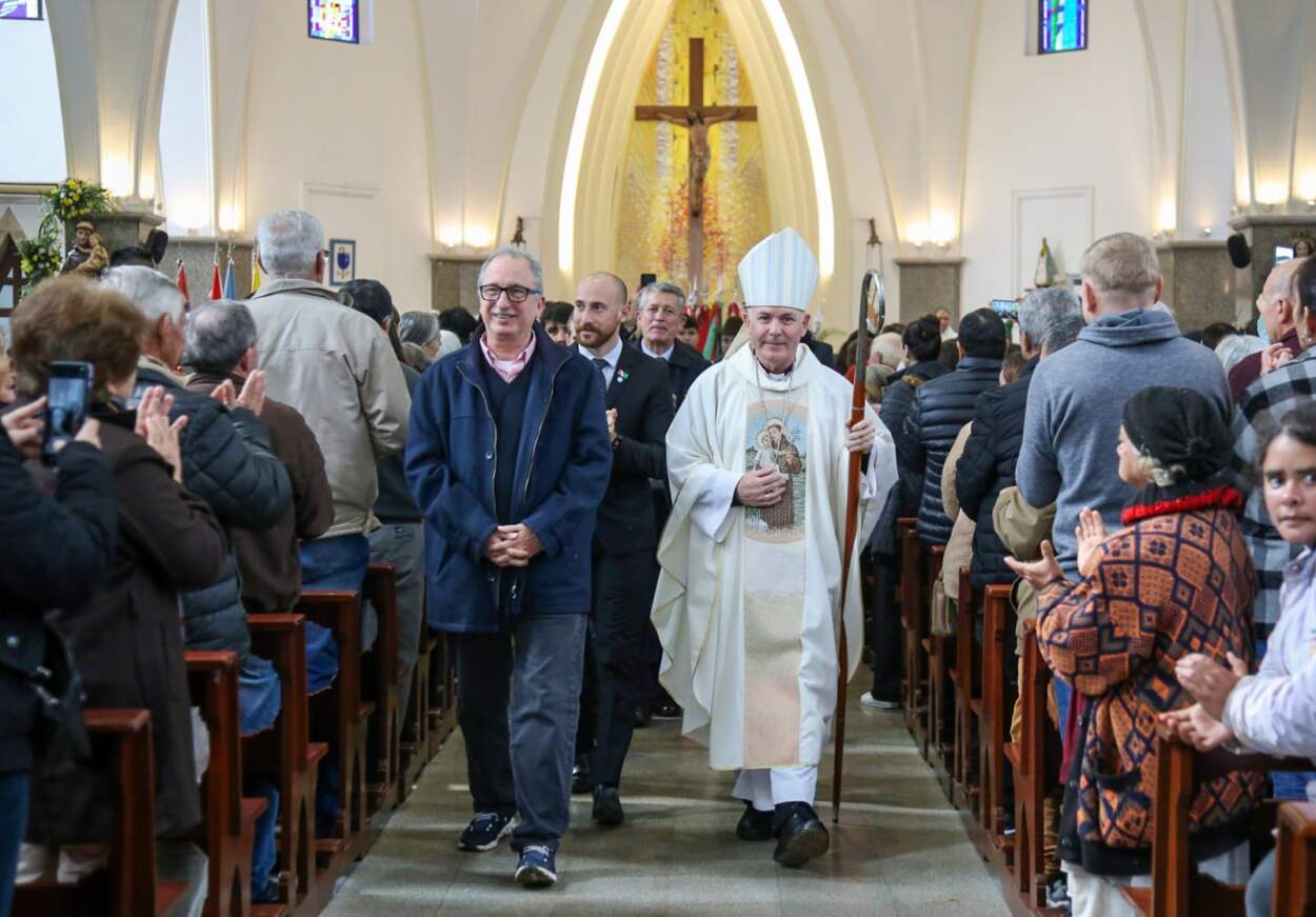 Passalacqua participó de la misa por la fiesta patronal de San Antonio de Padua y el aniversario de la Diócesis de Oberá 3 Passalacqua participó de la misa por la fiesta patronal de San Antonio de Padua y el aniversario de la Diócesis de Oberá imagen-2