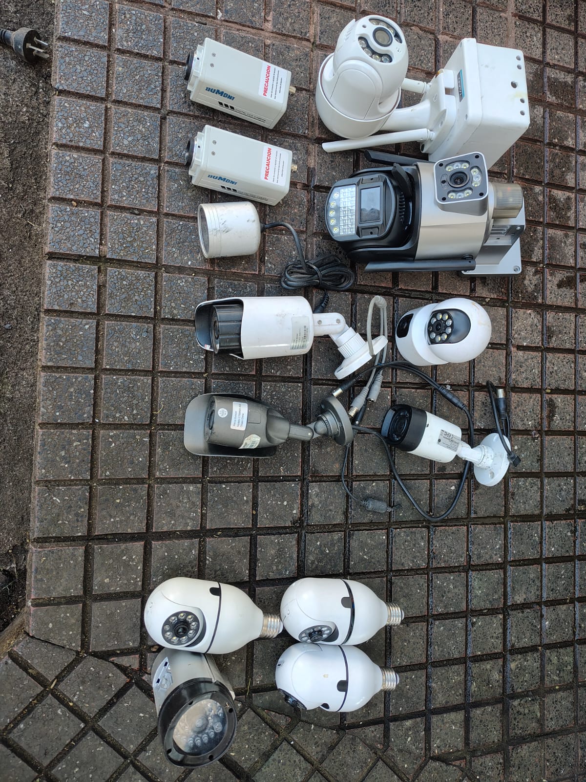 Desmantelan sistema ilegal de videovigilancia usado por bandas criminales para eludir a la Policía 13 Desmantelan sistema ilegal de videovigilancia usado por bandas criminales para eludir a la Policía imagen-12