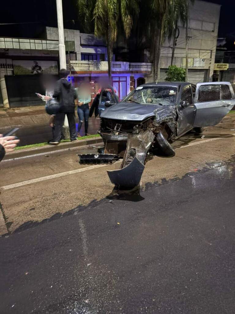 Robaron una moto y uno de ellos terminó hospitalizado tras chocar durante la fuga: se encuentra bajo custodia policial imagen-49