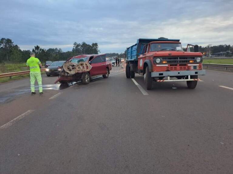 Siniestro vial en la ruta 12 entre un camión y una camioneta dejó lesionados imagen-43