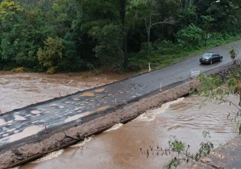 Tránsito cortado en la Ruta Provincial 7 por desborde del arroyo Tabay Tránsito cortado en la Ruta Provincial 7 por desborde del arroyo Tabay imagen-19