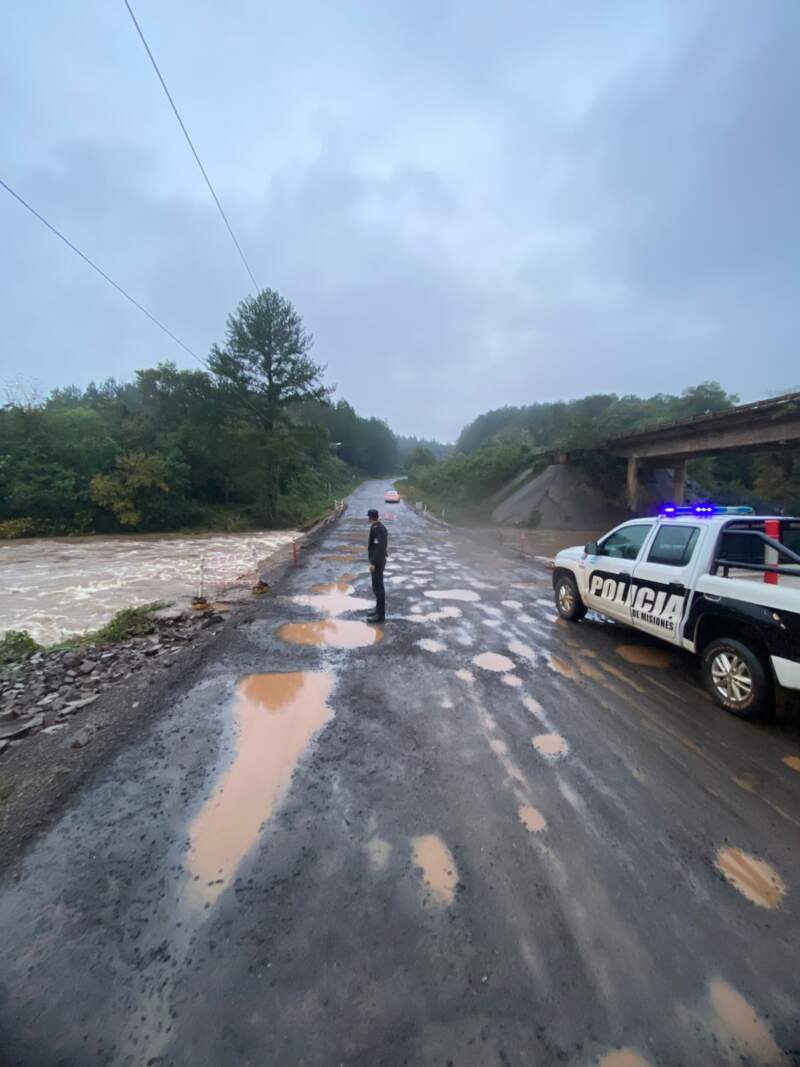 Jardín América: habilitado el tránsito sobre el puente provisorio en la arroyo Tabay en Ruta Provincial 7 3 Jardín América: habilitado el tránsito sobre el puente provisorio en la arroyo Tabay en Ruta Provincial 7 imagen-2