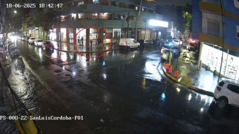 Pidieron refugio por la lluvia y terminaron robando: Fueron arrestados tras un seguimiento en vivo por cámaras del 911 Pidieron refugio por la lluvia y terminaron robando: Fueron arrestados tras un seguimiento en vivo por cámaras del 911 imagen-28