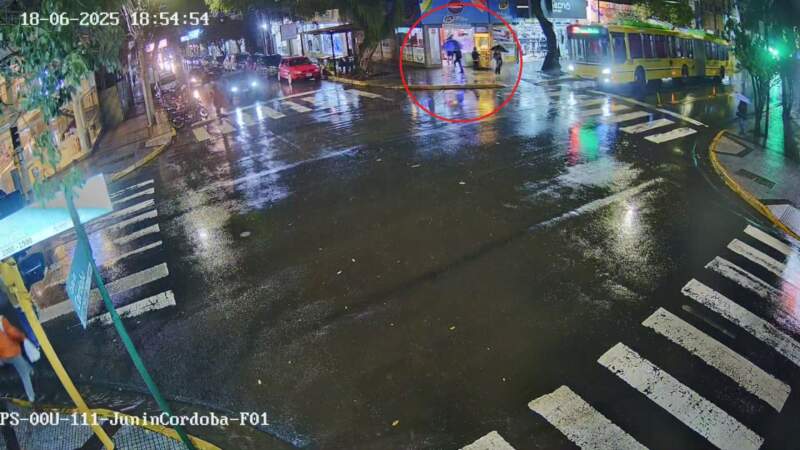 Pidieron refugio por la lluvia y terminaron robando: Fueron arrestados tras un seguimiento en vivo por cámaras del 911 5 Pidieron refugio por la lluvia y terminaron robando: Fueron arrestados tras un seguimiento en vivo por cámaras del 911 imagen-4