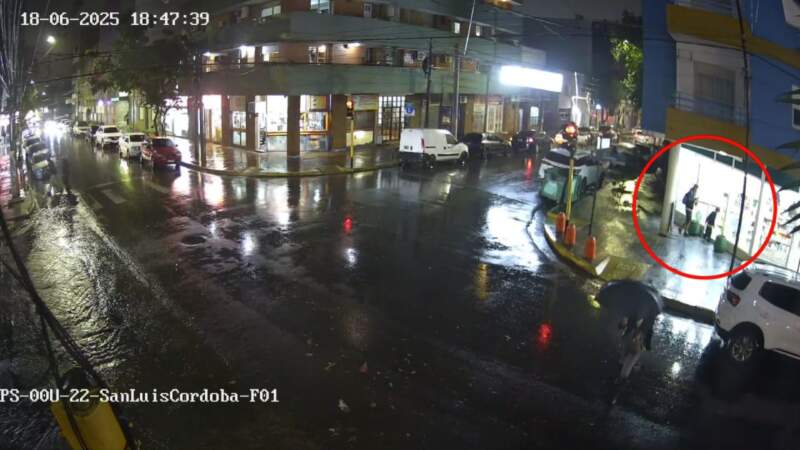 Pidieron refugio por la lluvia y terminaron robando: Fueron arrestados tras un seguimiento en vivo por cámaras del 911 3 Pidieron refugio por la lluvia y terminaron robando: Fueron arrestados tras un seguimiento en vivo por cámaras del 911 imagen-2