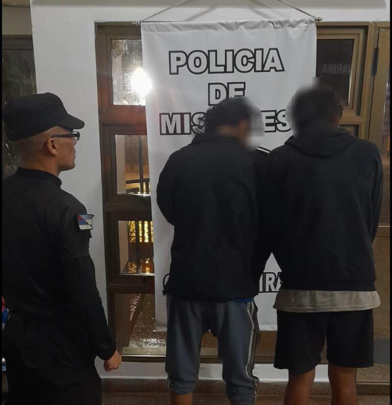 Pidieron refugio por la lluvia y terminaron robando: Fueron arrestados tras un seguimiento en vivo por cámaras del 911 7 Pidieron refugio por la lluvia y terminaron robando: Fueron arrestados tras un seguimiento en vivo por cámaras del 911 imagen-6