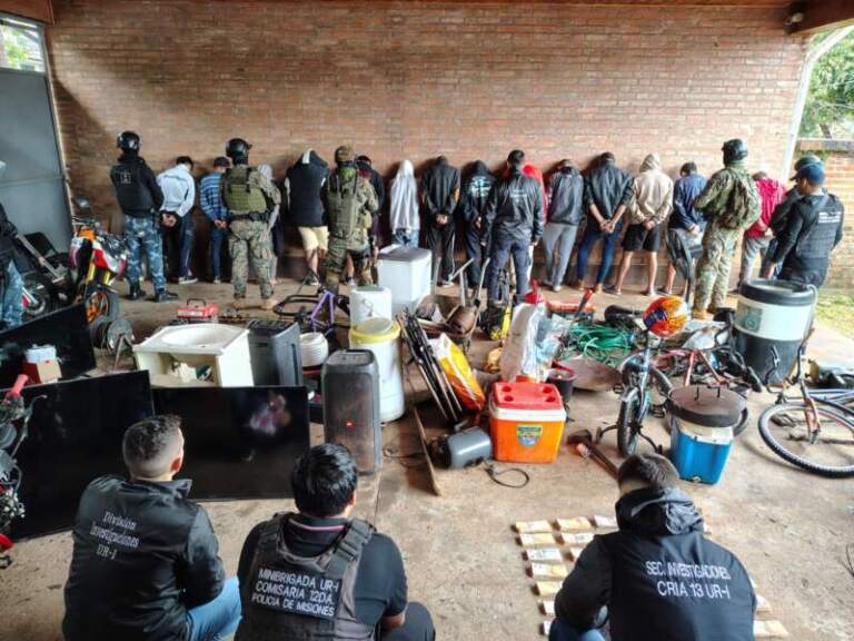 Delincuentes tenían un bunker en Posadas: desarticularon una banda criminal con 15 detenidos y un botín millonario imagen-13