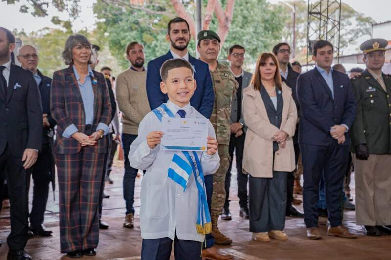 Guardapolvos impecables y corazones firmes: más de 300 chicos prometieron a la Bandera 5 Guardapolvos impecables y corazones firmes: más de 300 chicos prometieron a la Bandera imagen-4
