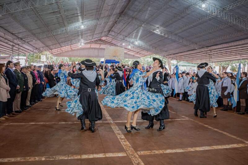 Guardapolvos impecables y corazones firmes: más de 300 chicos prometieron a la Bandera 11 Guardapolvos impecables y corazones firmes: más de 300 chicos prometieron a la Bandera imagen-10