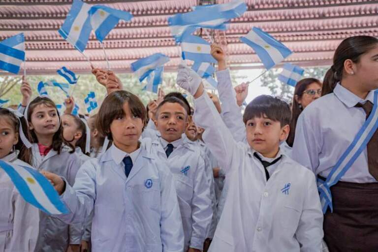 Guardapolvos impecables y corazones firmes: más de 300 chicos prometieron a la Bandera imagen-47