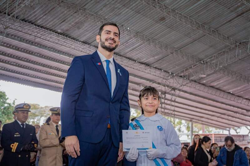 Guardapolvos impecables y corazones firmes: más de 300 chicos prometieron a la Bandera 3 Guardapolvos impecables y corazones firmes: más de 300 chicos prometieron a la Bandera imagen-2
