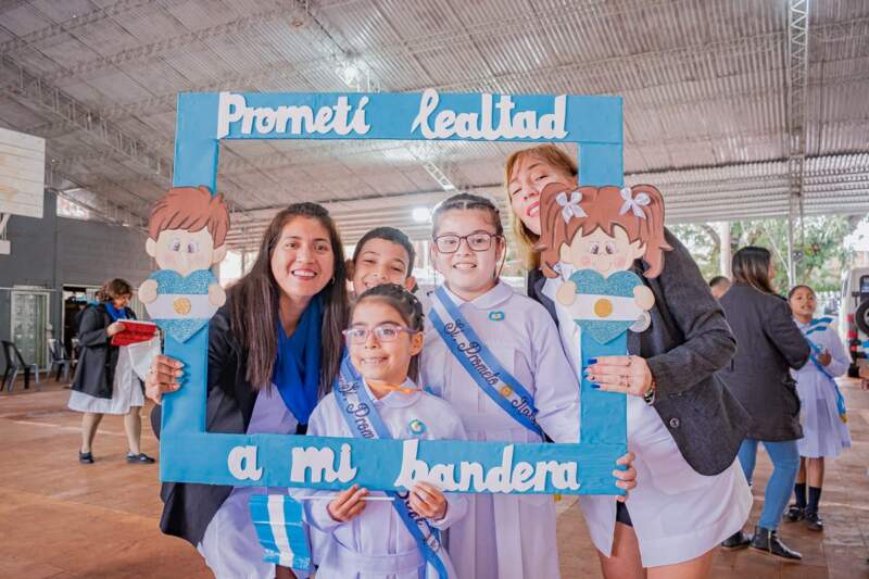 Guardapolvos impecables y corazones firmes: más de 300 chicos prometieron a la Bandera 7 Guardapolvos impecables y corazones firmes: más de 300 chicos prometieron a la Bandera imagen-6