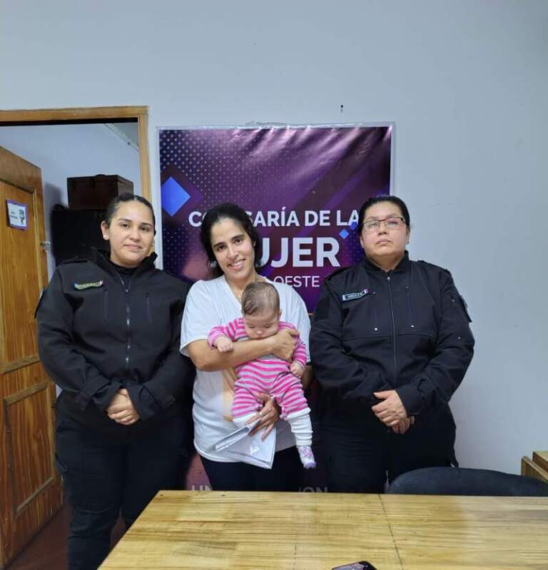 “Se está ahogando”: la desesperación de una madre y la profesional intervención policial para reanimar a su bebé imagen-42