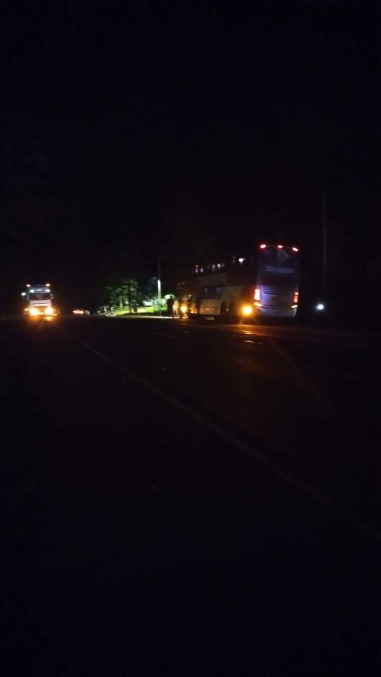 Dos personas fallecieron y una adolescente resultó herida en un choque entre una moto y un colectivo imagen-38