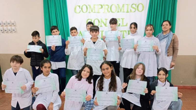 Guardaparques brindaron una charla sobre el compromiso con el medio ambiente para alumnos de Puerto Leoni imagen-4