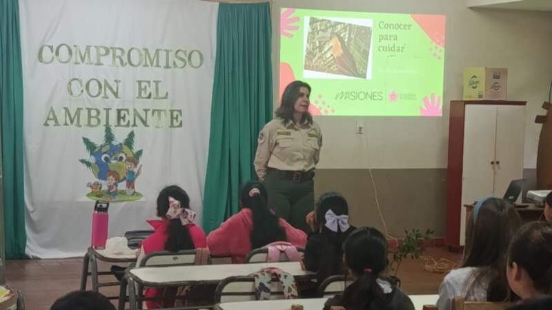 Guardaparques brindaron una charla sobre el compromiso con el medio ambiente para alumnos de Puerto Leoni imagen-10