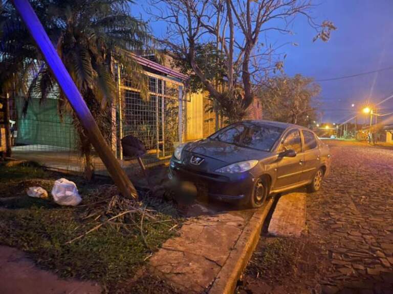 Alcohol al volante: en Apóstoles una mujer fue detenida tras chocar un poste y en Oberá un adolescente despistó imagen-27