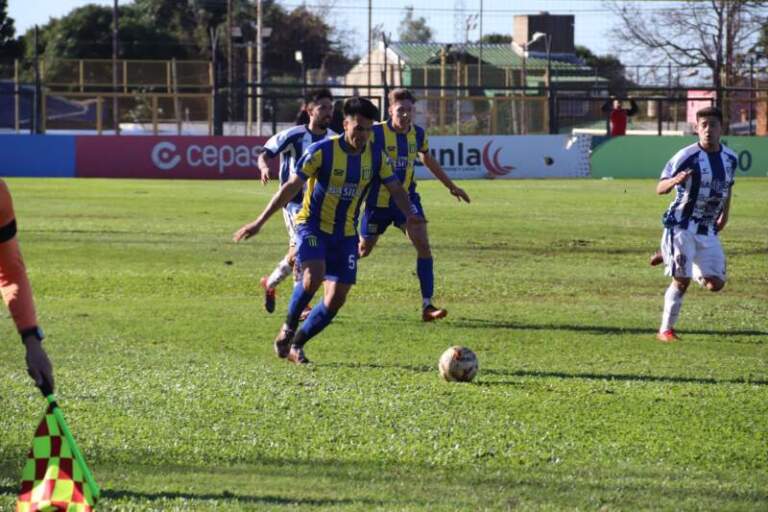 Futbol: Mitre completó su partido con derrota imagen-17