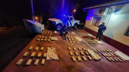 Prefectura secuestró más de 97 kilos de droga en un operativo nocturno en Montecarlo Prefectura secuestró más de 97 kilos de droga en un operativo nocturno en Montecarlo imagen-3