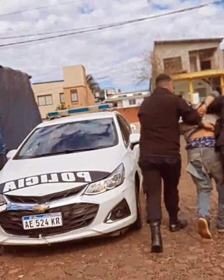 Se metió dentro de una chimenea para evitar ser atrapado robando: la Policía lo sacó y lo detuvo Se metió dentro de una chimenea para evitar ser atrapado robando: la Policía lo sacó y lo detuvo imagen-2