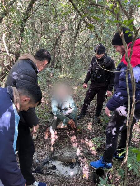 Estuvo cuatro días perdido en el monte, sin abrigo en noches heladas y fue rescatado por la Policía, deshidratado Estuvo cuatro días perdido en el monte, sin abrigo en noches heladas y fue rescatado por la Policía, deshidratado imagen-1