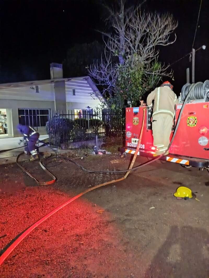 Intervenciones policiales y de emergencia en Posadas y Oberá: rescate tras despiste y dos incendios domiciliarios 5 Intervenciones policiales y de emergencia en Posadas y Oberá: rescate tras despiste y dos incendios domiciliarios imagen-4