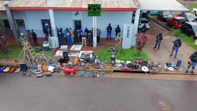 Golpe al crimen organizado: 12 detenidos, 13 allanamientos y un arsenal decomisado por la Policía en la capital imagen-36