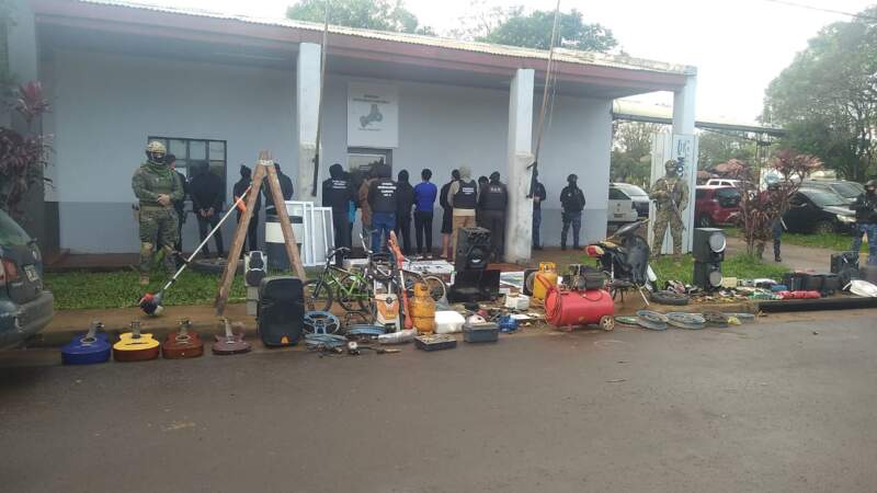 Golpe al crimen organizado: 12 detenidos, 13 allanamientos y un arsenal decomisado por la Policía en la capital 3 Golpe al crimen organizado: 12 detenidos, 13 allanamientos y un arsenal decomisado por la Policía en la capital imagen-2