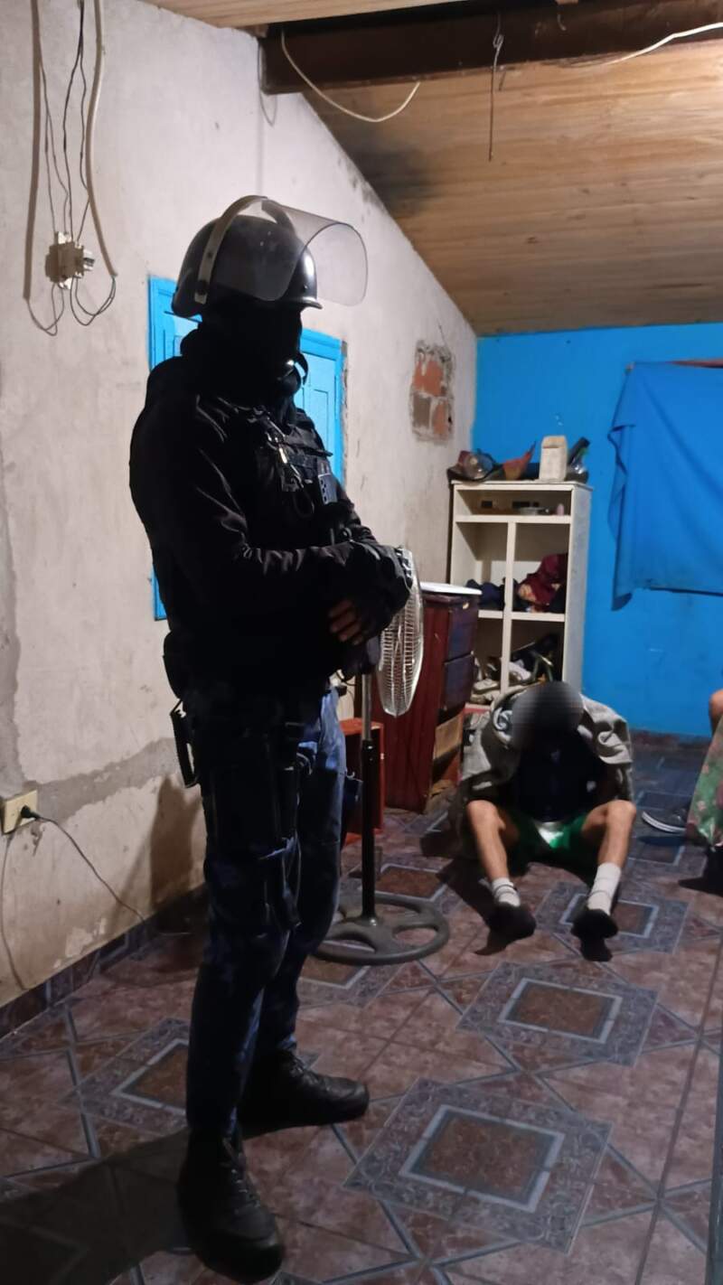 Golpe al crimen organizado: 12 detenidos, 13 allanamientos y un arsenal decomisado por la Policía en la capital 11 Golpe al crimen organizado: 12 detenidos, 13 allanamientos y un arsenal decomisado por la Policía en la capital imagen-10