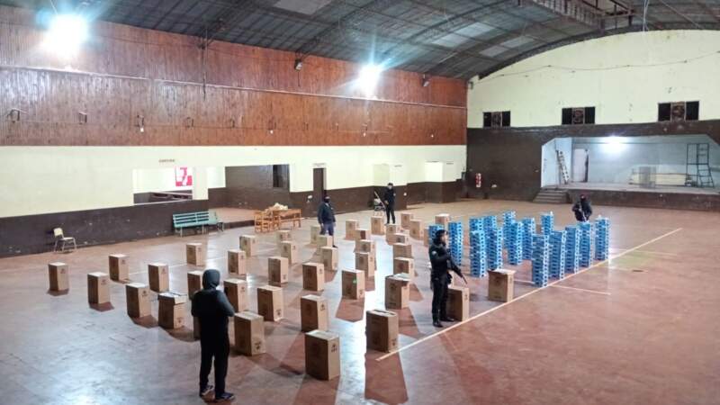 Pozo Azul: la Policía secuestró dos autos robados cargados con $100 millones en cigarrillos de contrabando 5 Pozo Azul: la Policía secuestró dos autos robados cargados con $100 millones en cigarrillos de contrabando imagen-4