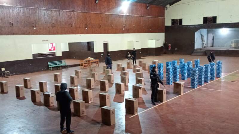 Pozo Azul: la Policía secuestró dos autos robados cargados con $100 millones en cigarrillos de contrabando 7 Pozo Azul: la Policía secuestró dos autos robados cargados con $100 millones en cigarrillos de contrabando imagen-6