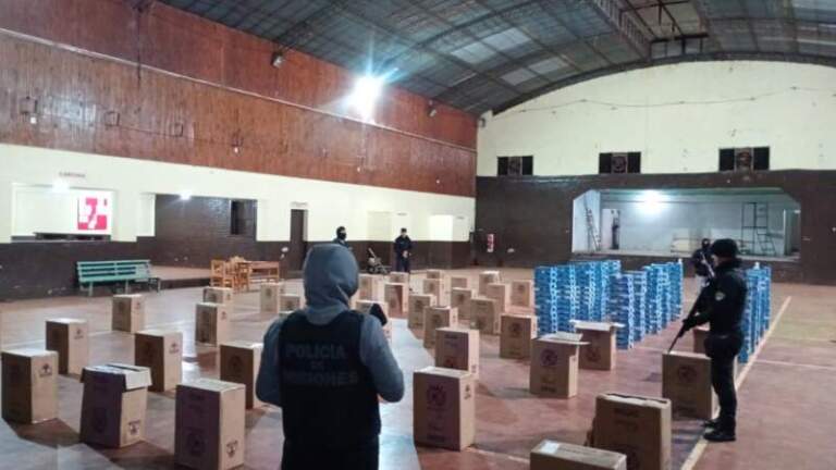 Pozo Azul: la Policía secuestró dos autos robados cargados con $100 millones en cigarrillos de contrabando imagen-23