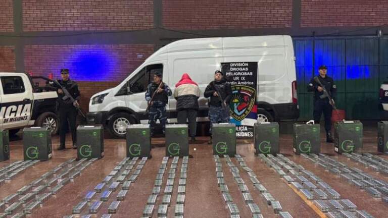 Operación Mariela: un contrabandista fue detenido con una furgoneta abarrotada de cigarrillos imagen-43