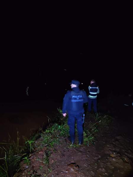 El Soberbio: buscan a un joven que cayó al Río Uruguay y no volvió a la superficie El Soberbio: buscan a un joven que cayó al Río Uruguay y no volvió a la superficie imagen-7