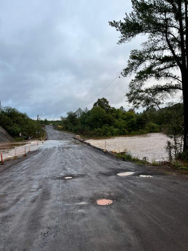 Cortan el tránsito en la Ruta Provincial 7 por desborde del arroyo Tabay 5 Cortan el tránsito en la Ruta Provincial 7 por desborde del arroyo Tabay imagen-4