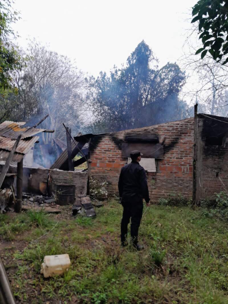 Santo Pipó: la Policía y el Municipio asistieron a una madre y su hijo tras el incendio que destruyó su casa 5 Santo Pipó: la Policía y el Municipio asistieron a una madre y su hijo tras el incendio que destruyó su casa imagen-4