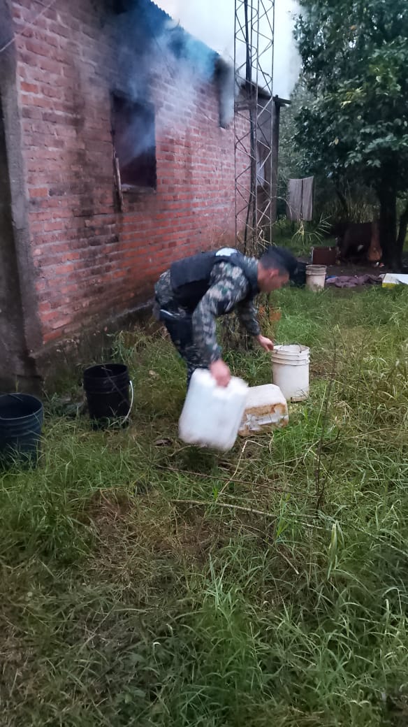Santo Pipó: la Policía y el Municipio asistieron a una madre y su hijo tras el incendio que destruyó su casa 7 Santo Pipó: la Policía y el Municipio asistieron a una madre y su hijo tras el incendio que destruyó su casa imagen-6