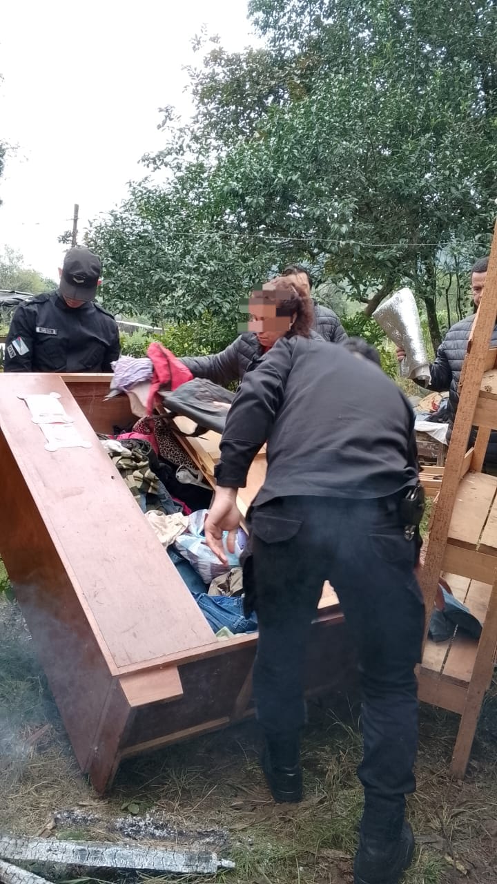 Santo Pipó: la Policía y el Municipio asistieron a una madre y su hijo tras el incendio que destruyó su casa 3 Santo Pipó: la Policía y el Municipio asistieron a una madre y su hijo tras el incendio que destruyó su casa imagen-2