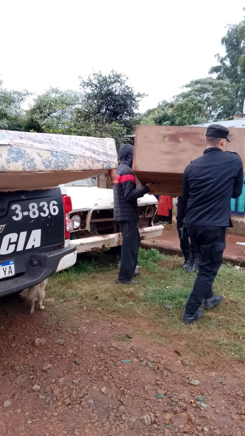 Santo Pipó: la Policía y el Municipio asistieron a una madre y su hijo tras el incendio que destruyó su casa 9 Santo Pipó: la Policía y el Municipio asistieron a una madre y su hijo tras el incendio que destruyó su casa imagen-8