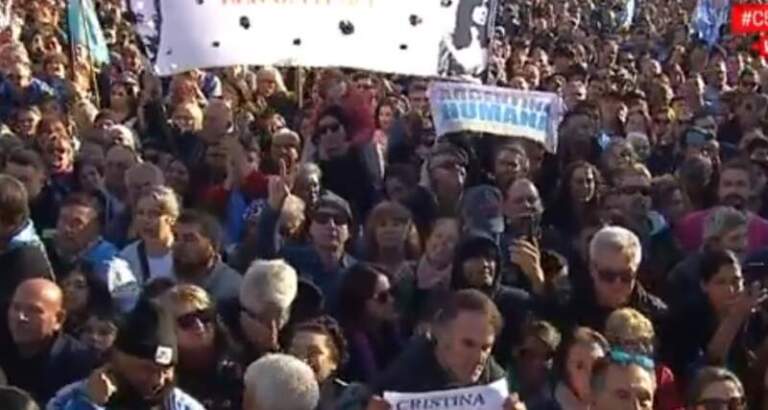 El Gobierno buscó bajarle el tono a la movilización por Cristina Kirchner y evitó confrontar con el PJ imagen-14