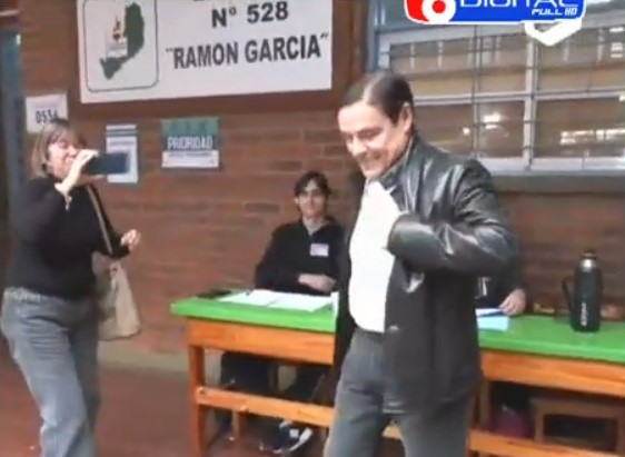 Misiones Elige: Carlos Rovira votó temprano rompiendo su tradición, en una jornada electoral tranquila 5 Misiones Elige: Carlos Rovira votó temprano rompiendo su tradición, en una jornada electoral tranquila imagen-4