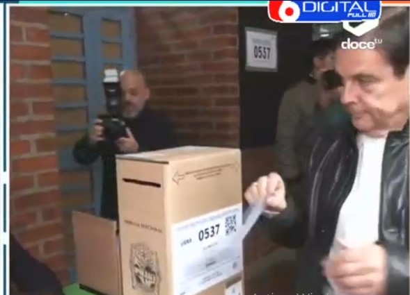 Misiones Elige: Carlos Rovira votó temprano rompiendo su tradición, en una jornada electoral tranquila 3 Misiones Elige: Carlos Rovira votó temprano rompiendo su tradición, en una jornada electoral tranquila imagen-2