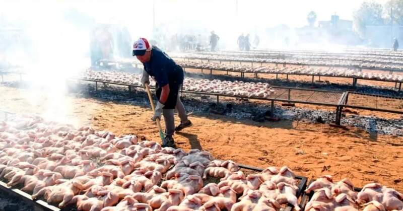 Concepción del Uruguay rompió un Récord Guinness con más de 8.600 kilos de pollo asado imagen-2